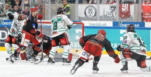 Da kam Hoffnung auf: C.J. Stretch trifft im Powerplay für Rosenheim zum 1:2-Zwischenstand.Foto Christine Vincon