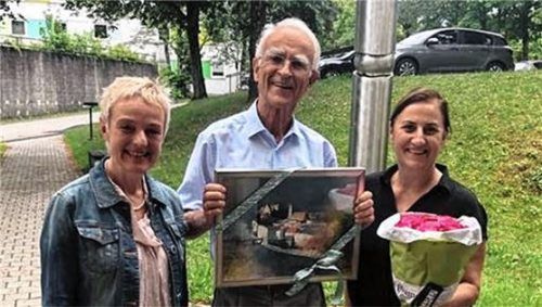 Abschied von einer Koryphäe: Dr. Hans-Rainer Hannemann wird von Professor Dr. Sabine Ittlinger (links), Dekanin der Hochschule Rosenheim, und Andrea Nallinger, stellvertretende Schulleiterin der Romed-Physiotherapieschule in Wasserburg, verabschiedet.Foto Romed-kliniken