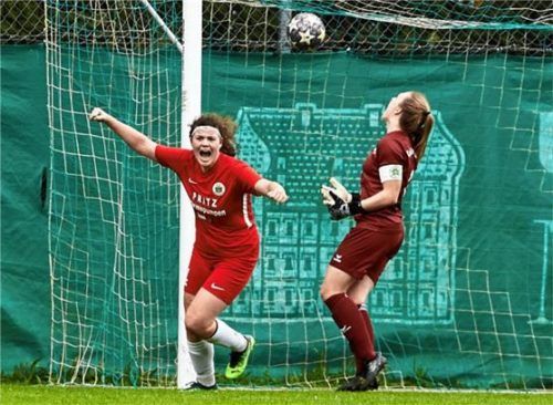 Ärger bei TuS-Torhüterin Franziska Kutzner, Jubel bei Waldhausens Vera Funk: Die Gäste-Stürmerin traf kurz vor Schluss zum spielentscheidenden 0:1.Foto Dirk Habermann
