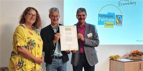 Alle Kriterien für eine Fairtrade-Gemeinde erfüllt: Carina Bischke (Fairtrade Deutschland) überreichte die Zertifizierungsurkunde an Bürgermeister Matthias Jokisch (Mitte) und Helmut Enzinger.Foto Stuffer-Chunphetch