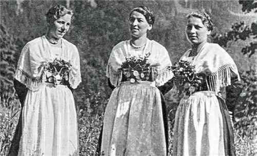 Als „Aschauer Rundfunksängerinnen“ machten sie ihren Heimatort Aschau im Chiemgau deutschlandweit bekannt (Postkarte 1935). schusser