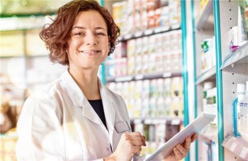 Als PTA in der Apotheke verfügt man über umfangreiches Fachwissen. Foto DJD/Linda