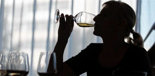 Am Abend ein Glas Wein – manche Menschen greifen zum Alkohol, um dem alltäglichen Stress oder einem einschlägigen Erlebnis zu entkommen. Doch für einige endet das in der Alkoholsucht. Foto dpa