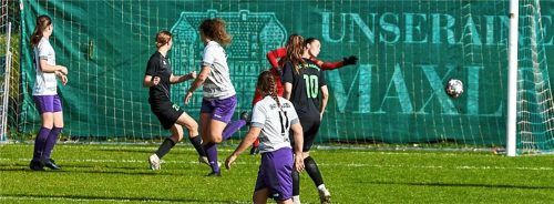 Amani Kurzmeier (Dritte von links) erzielte per Direktabnahme den 1:0-Führungstreffer. Foto Dirk Habermann