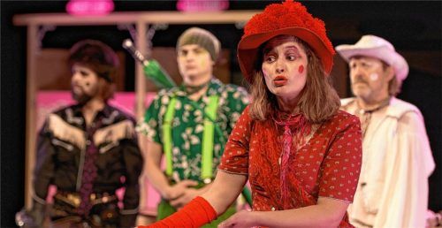 Amelie Heiler als Mathilde von Zahnd mit ihren Patienten (von links: Nik Mayr, Andreas Hagl und Hilmar Henjes). Foto Flamm