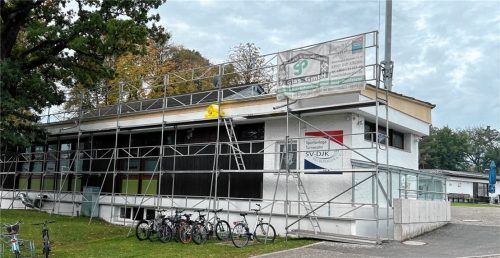 An der Turneralm war eine Dachsanierung dringend erforderlich: Der Regen drang bereits in die Gymnastikräume ein. Es wurde ein kleiner Dachstuhl aufgebaut, um eine leichte Schräge zu erreichen. Foto  Gerlach