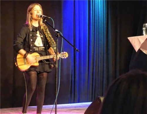 Andrea Limmer streute in ihre sprunghaften Ausführungen immer wieder Lieder ein.Foto füchtner