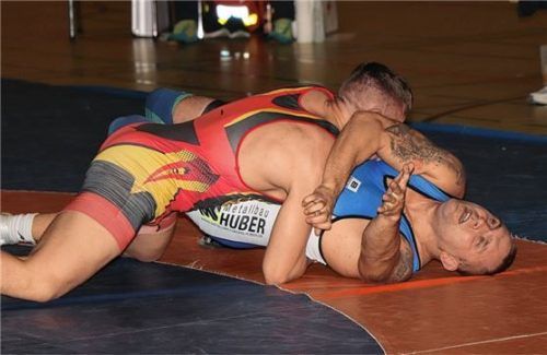 Andreas Dik (oben) schultert den erfahrenen Mateusz Tomasiuk. Foto wz