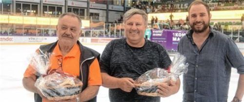 Andreas Paukert und Georg Franzek (von links) bei der Verabschiedung durch Vorstand Marcus Thaller. Foto Ruprecht