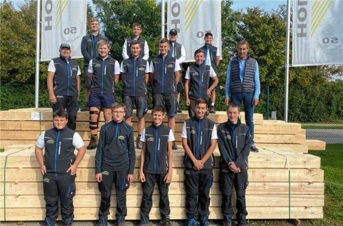 Angehende Zimmerer bei Holzbau Stenger: (von links obere Reihe) Im dritten Lehrjahr befinden sich Fabian Schuster, Stephan Brückner, Lukas Baumann und Raffael Stache. Mitarbeiter Josef Auer mit den Azubis aus dem zweiten Lehrjahr (von links mittlere Reihe) Sebastian Berger, Dominik Stenger, Maximilian Göbl, Christian Mitterreiter und Firmenchef Franz Stenger. BGJ-Schüler und Azubis im ersten Lehrjahr sind (von links untere Reihe) Thomas Anzenberger, Thomas Reindl, Jakob Mitter, Julian Schechtl und Xaver Holzmayr.