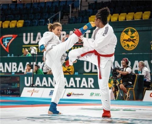 Anja Guercke (links) kämpfte bei der Ju-Jutsu-Weltmeisterschaft in der Mongolei gegen die Kolumbianerin Estefani Landazuri. Foto Elsa Braun