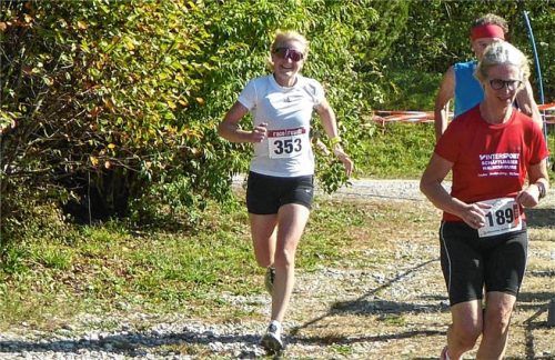 Annemarie Knollhuber (links) stellte bei der Waldlauf-Challenge einen Rekord auf.Foto re