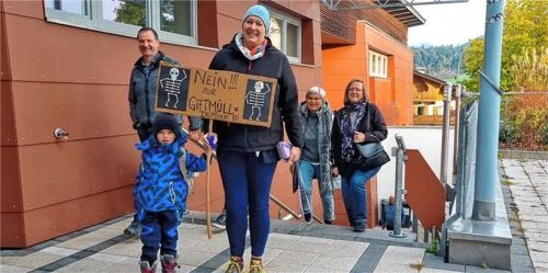 Auch junge Schwoicher kamen zur Verhandlung, samt Protesttafel. Foto Otter