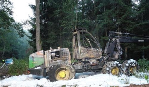 Auch mehrere Baumaschinen standen in Brand. Die Auswertung der Spuren ist jetzt Kleinstarbeit.