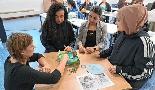 Auch Rollenspiele zum Einüben von Regeln gehören zum Unterricht in der Fachschule für Kinderpflege. Lehrkraft Christine Knoll gibt Sarah Abreu (Brasilien) sowie den aus Syrien stammenden Schülerinnen Najwa Hassan und Ina Melli (von links) Tipps für die Praxis.Foto Hadersbeck