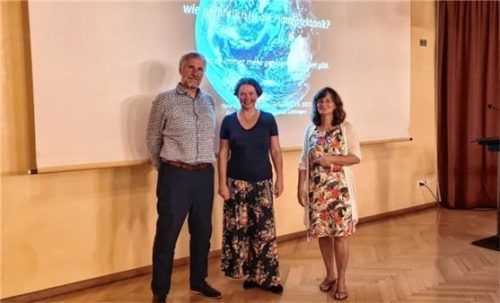 Auf dem Foto zu sehen sind Professor Dr. Gerhard Wörner, die Leiterin des Ausstellungszentrums Lokschnuppen Dr. Jennifer Morscheiser (Mitte) zusammen mit der stellvertretenden Leiterin der VHS Rosenheim Sylvia Seiler.Foto re