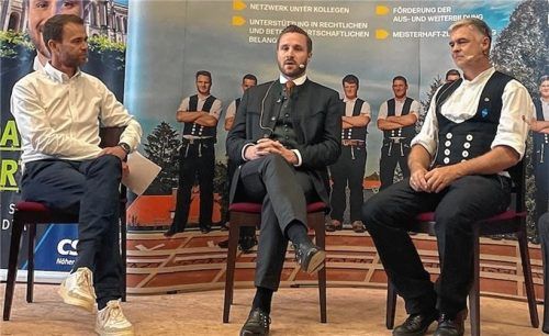 Auf dem Podium diskutierten (von links) Moderator Dr. Max von Bredow, Vorstandsvorsitzender der Quest AG aus Kolbermoor, Daniel Artmann, Direktkandidat für den Landtag, sowie Gastgeber und Zimmerermeister Franz Wörndl.Foto Kirchner