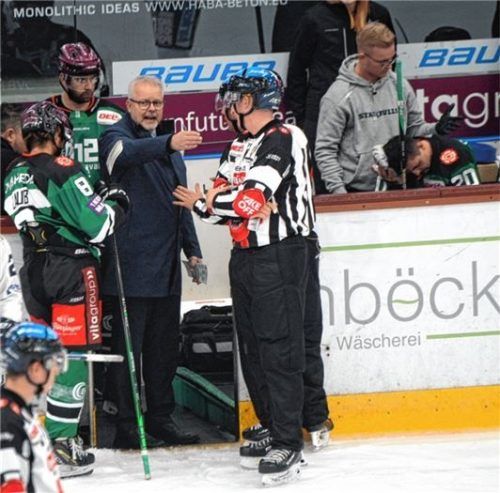 Aufregung beim Trainer: Jari Pasanen diskutiert mit dem Schiedsrichter, Manuel Strodel (rechts) kühlt seinen Kopf.Foto Franz Ruprecht