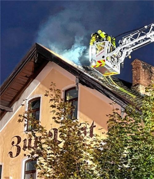 Aus dem Korb der Drehleiter und mitten im Brandrauch versuchen die Kameraden, den Brandherd zu erreichen.