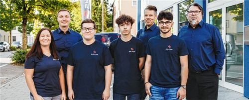 Ausbilderin Christina Steindl (links) mit Geschäftsführer Florian Salfer, Bürotechnik-Abteilungsleiter Markus Haas und dem Abteilungsleiter IT-Dienstleister Hermann Scheidhammer (hinten von links) mit drei der neuen Azubis.