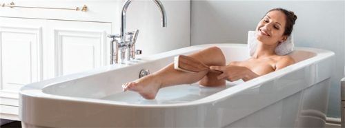 Basische Bäder und Körperbürstungen fördern die Ausscheidung von Säuren und machen die Haut angenehm weich. Foto DJD/Jentschura International