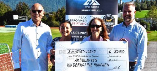 Begeistert von der Spendenbereitschaft: (von links) Jörg Beller, Stephanie Ertl, Christine Bronner und Dennis Hauck bei der Scheckübergabe im Sportpark Brannenburg.Foto Ruprecht