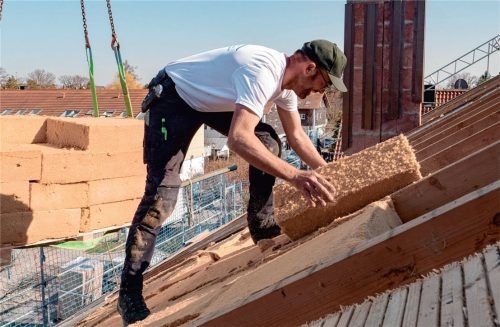 Bei der Dachsanierung von außen werden Holzfaser-Dämmmatten zwischen die Sparren geklemmt.Foto  Steico.com/akz-o