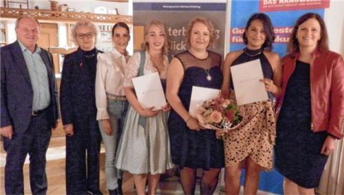 Bei der Ehrung der Lehrgangsbesten: (von links) Jochen Englmeier, Leiter des Bildungszentrums Mühldorf/Altötting, Kreishandwerksmeisterin Helga Wimmer, Kursleiterin Simona Murgia, die Absolventinnen Anna-Lena Späth, Tanja Kolb und Katharina Müller sowie die Projektmanagerin des Bildungszentrums, Irene Zech.Foto maier
