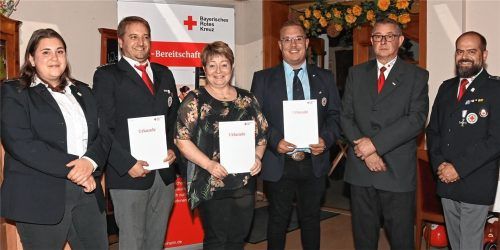 Bei der Ehrung (von links) die Bereitschaftsleiterin des BRK Bad Endorf Veronika Moser, die Honorierten Robert Werner, Andrea Krug sowie Marius Fink, der Leiter des Rettungsdienst BRK KV Rosenheim Thomas Neugebauer und der stellvertretende Bereitschaftsleiter BRK Bad Endorf Benny Wunder. Foto Ammelburger