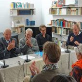 Dinge und Worte immer im Vordergrund