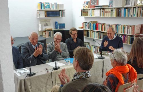 Bei der Eröffnungsmatinee in der Villa Malkowski: (von links) Literaturwissenschaftler Norbert Miller, der Lyriker und Literaturkritiker Albert von Schirnding, der Lyriker Jan Wagner und der Schriftsteller und Verleger Michael Krüger. Die Bücher im Hintergrund stammen aus der Bibliothek von Rainer Malkowski. Foto  füchtner