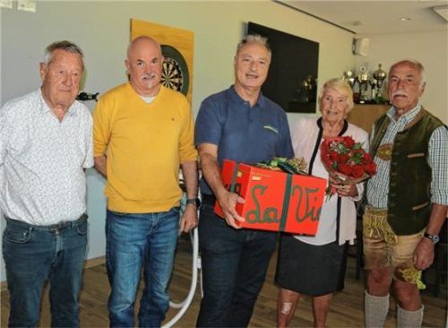 Bei der Geschenkübergabe freuen sich  (von links) ehemaliges Vorstandsmitglied Helmut Bergmeister, ehemaliger Vorsitzender Dieter Scherer, Vorsitzender Alexander Schopf, Jubilarin Helga Höchtl und Josef Trost, ehemaliges Vorstandsmitglied. Foto Schwitteck