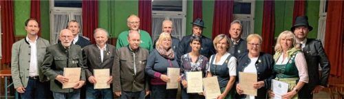 Bei der Jahresversammlung wurden verdiente Mitglieder geehrt: (vorne, von links) Bürgermeister Christoph Vodermaier, Albert Jung, Franz Hirsch, Hans Kolbeck, Rosemarie Hefter, Alexandra Wimmer, Renate Unterhuber, Marianne Schlosser und Schützenmeisterin Christine Banjai sowie (hinten, von links) Gauschützenmeister Gerhard Nevihosteny, Andreas Schauer, Franz Holzner, Rainer Götze, Norbert Pradler und Zweiter Gauschützenmeister Franz Kiesmüller.Foto re