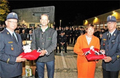 Bei der Schlüsselübergabe: Oberbürgermeister Andreas März, Dritte Bürgermeisterin Gabriele Leicht sowie die beiden Kommandanten Hans Meyrl und Mario Zimmermann.