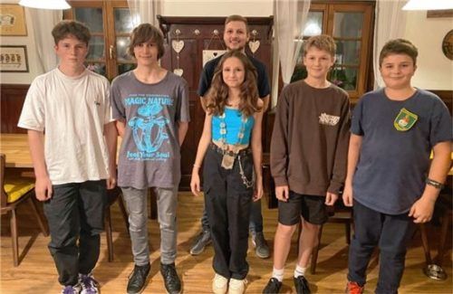 Bei der Siegerehrung freuen sich (von links) Alfons Pellkofer, Brian Passler, Lena Orthofer, Philipp Posch und Lukas Pellkofer. Ihnen gratulierte (hinten, Mitte) Jugendleiter Dominik Orthofer.Fotos re