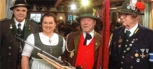 Bei der Siegerehrung strahlen (von links) Landeshauptmann Martin Haberfellner, Herzogin Helene in Bayern, Josef Mühlauer und der Bundesschützenmeister Harald Schrangl um die Wette.Foto Bund der bayerischen Gebirgsschützen