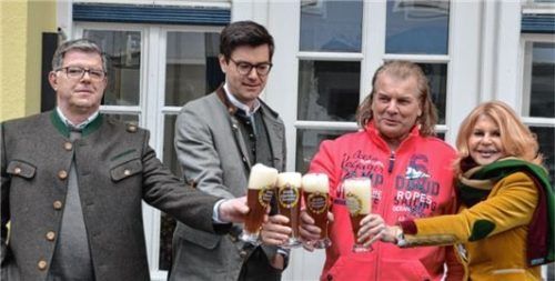 Bei der Übergabe der Fischküche im Februar 2022 (von links): Matthäus Wallner, Gebietsverkaufsleiter Gastronomie bei Flötzinger, Flötzinger-Geschäftsführer Lorenz Stiglauer, Wirt Vitus Mitterfellner und Marisa Steegmüller, geschäftsführende Flötzinger-Gesellschafterin.