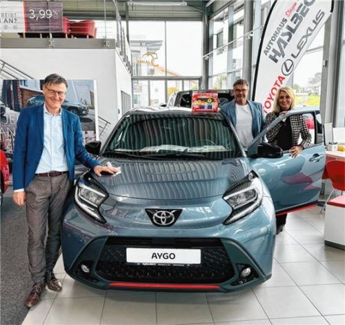 Bei der Übergabe: Jürgen Wallner, Präsident des Lions Clubs, Manfred Putz, Vorsitzender des Lions-Clubhilfswerks und Brigitte Haslbeck-Mayr, Geschäftsführerin (von links).