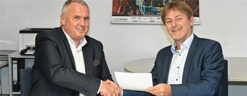 Bei der Unterzeichnung des Vertrags: Rainer Pastätter, Vorsitzender des Rosenheimer Citymanagements, und der neue Geschäftsführer Axel Klug (rechts). Foto  Schlecker