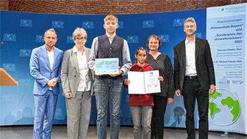 Bei der Verleihung: (von links) Umweltminister Thorsten Glauber, Schulleiterin Brigitte Würth, Quirin Ilsanker, Magdalena Allgajer, Projektleitung Klimaschule am SFG Dr. Henriette Hörner und Kultusminister Dr. Michael Piazolo. Foto Hase/stmuk