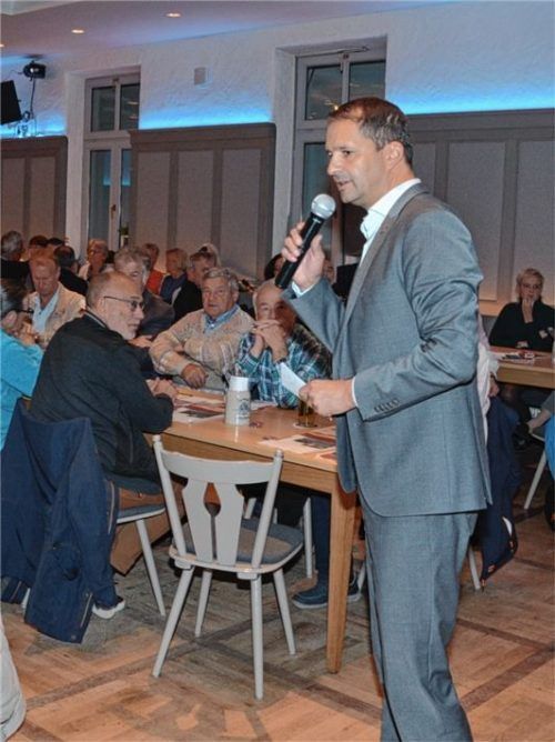 Bei der Versammlung im Gasthof Höhensteiger, die von Oberbürgermeister Andreas März (rechts) geleitet wurde, ging es um die Sorgen der Bürger aus dem Norden der Stadt. Foto Schlecker
