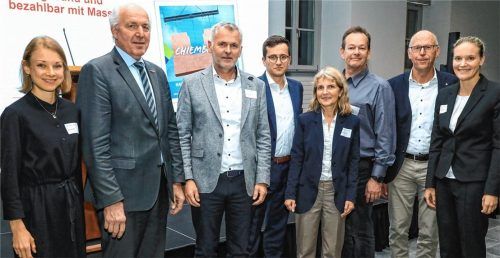 Bei Fachgesprächen und Diskussionen im Forum des Campus Chiemgau kamen rund 75 Vertreter der regionalen Baubranche, von Planungsbüros und Baubehörden mit hochrangigen Experten ins Gespräch: (von links) Tanja Bachmann vom Flächenmanagement der Chiemgau GmbH, Handwerkspräsident Franz Xaver Peteranderl, Johannes Edmüller, Präsident des Bayerischen Ziegelindustrieverbands, Daniel Graf vom Sentinel Haus Institut, Dr. Birgit Seeholzer, Geschäftsführerin der Chiemgau GmbH, Energieberater Stefan Schatz von der Energieagentur Südostbayern, Thomas Maier von der Bauinnung Traunstein und Berchtesgadener Land sowie Annette Resch vom Bayerischen Ziegelindustrieverband. Foto Effner