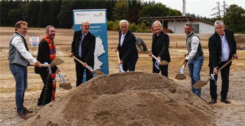 Beim Spatenstich für das Funktionsgebäude im Begegnungspark Inhausen: (von links) Projektleiter Konrad Bernhart, Pfarrer Hans Speckbacher, Dr. Peter Ramsauer, Architekt Hans Romstätter, TuS-Vorsitzender Günther Abel und Baumeister Hans Stadler. Foto gillitz