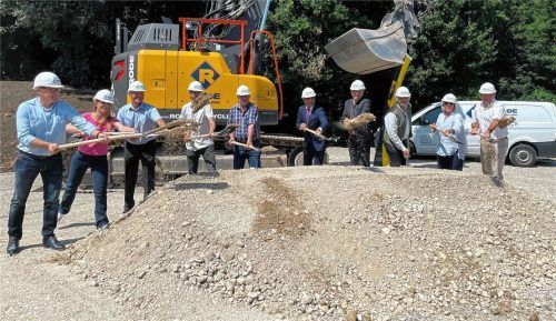 Im Juli vergangenen Jahres fand der Spatenstich statt: (von links) Thomas Häringer von HSP Projektmanagement und Beratung, Hortleiterin Heidemarie Petke, Schulleiter Max Schweiger, Florian Müller-Luckinger von Krug Grossmann Architekten, Bernhard Summerer, Bürgermeister von Söchtenau, Alois Loferer, Bürgermeister von Bad Endorf, Landrat Otto Lederer, Hans Murner, Bürgermeister von Höslwang, Regina Braun, Bürgermeisterin von Halfing, und Klaus Günther von der Firma Haydn. Foto Kirchner