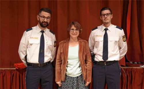 Beim Start des neuen Präventionsprogramms: Mustafa Comuk (links) und Florian Vogt von der Polizei Waldkraiburg mit Realschul-Konrektorin Helga Schwarz. Foto Seitz