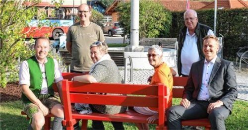 Beim „Zamhocka“: Herbert Reiter (links) und Bürgermeister Simon Frank (rechts) mit Bankerlgästen.Foto Rehberg