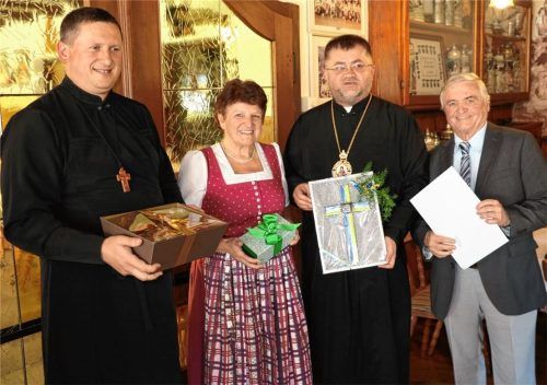 Bischof Volodymyr Firman (Zweiter von rechts) und Pfarrer Vasyl Shafran (links) aus Ternopil mit den beiden Vorsitzenden des Helferkreises Katharina Schmid und Fritz Tischner (rechts) bei ihrem Antrittsbesuch im Café Pauli.Foto Rehberg
