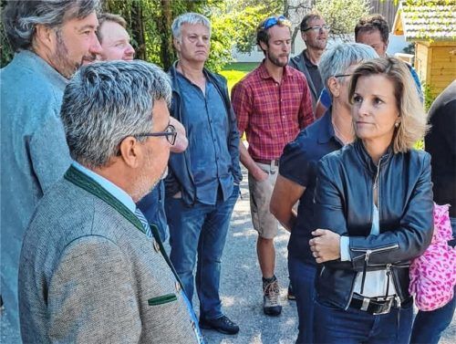 Bundestagsabgeordnete Daniela Ludwig bei einer Besichtigungstour mit 25 betroffenen Anwohnern, Landwirten und Bürgermeistern in Kirnstein.Foto Steffenhagen