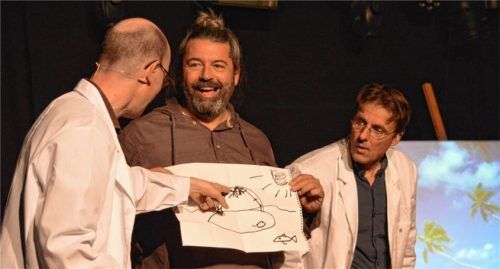 Christians imaginäre Trauminsel wird von den „Metamagicum“, Thomas Fraps und Pit Hartling, mittels „Gehirnscanner“ auf eine digitale Leinwand projiziert.Foto sieberath