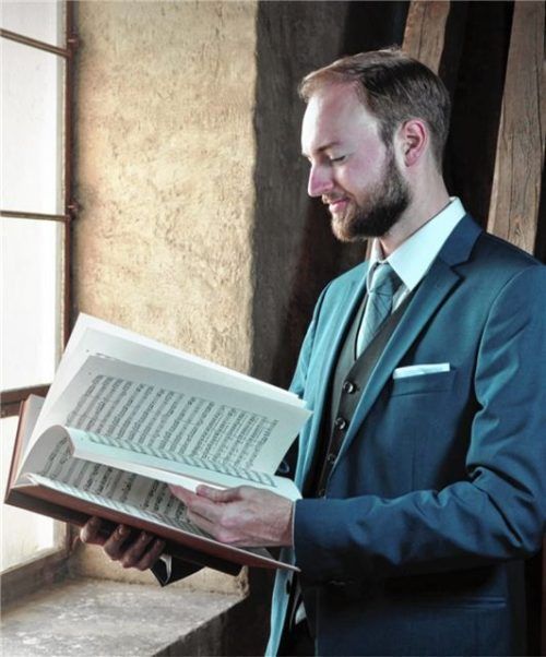 Christopher Ryser ist seit September 2023 Kirchenmusiker der Sankt-Nikolaus-Kirche. Mit der Musik möchte er Zuhören einen „Lichtblick im Alltag“ schenken.Foto Bader